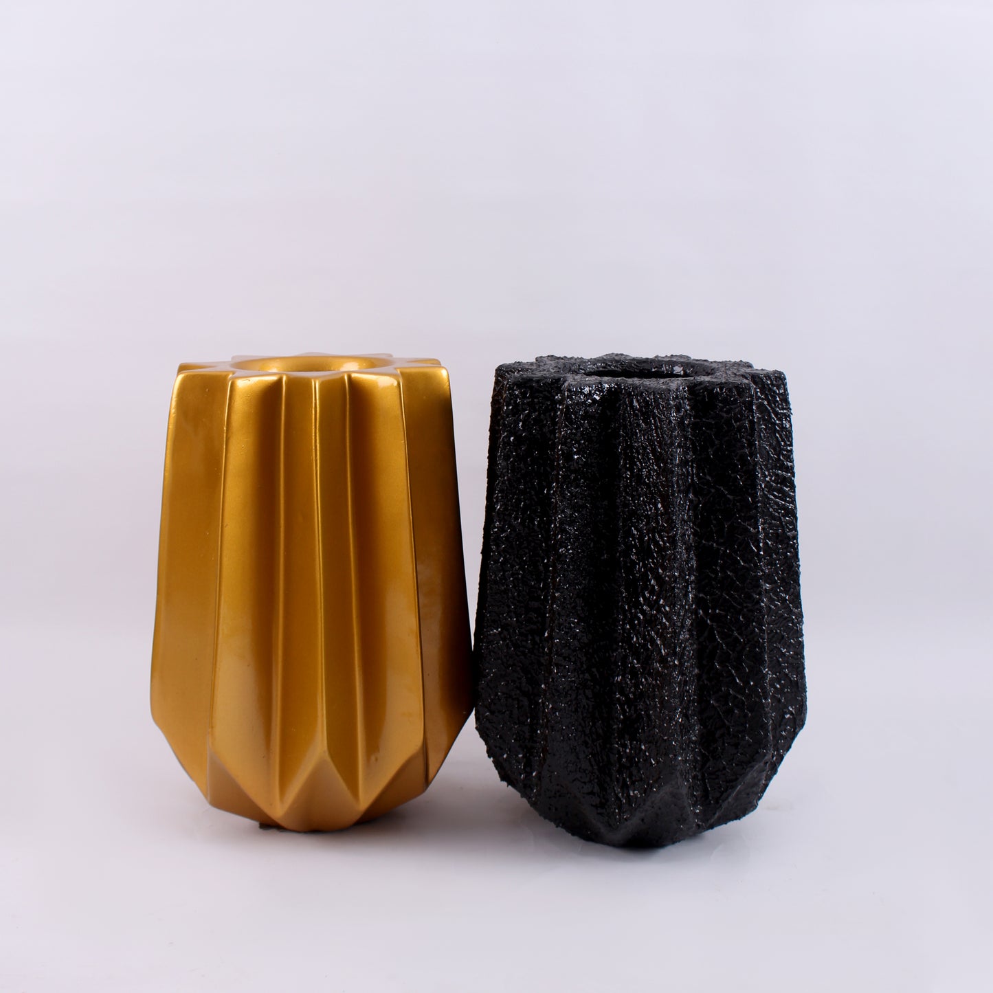 Okro Pot ā Statement Fiberglass Planter for Gardens & Outdoor Spaces