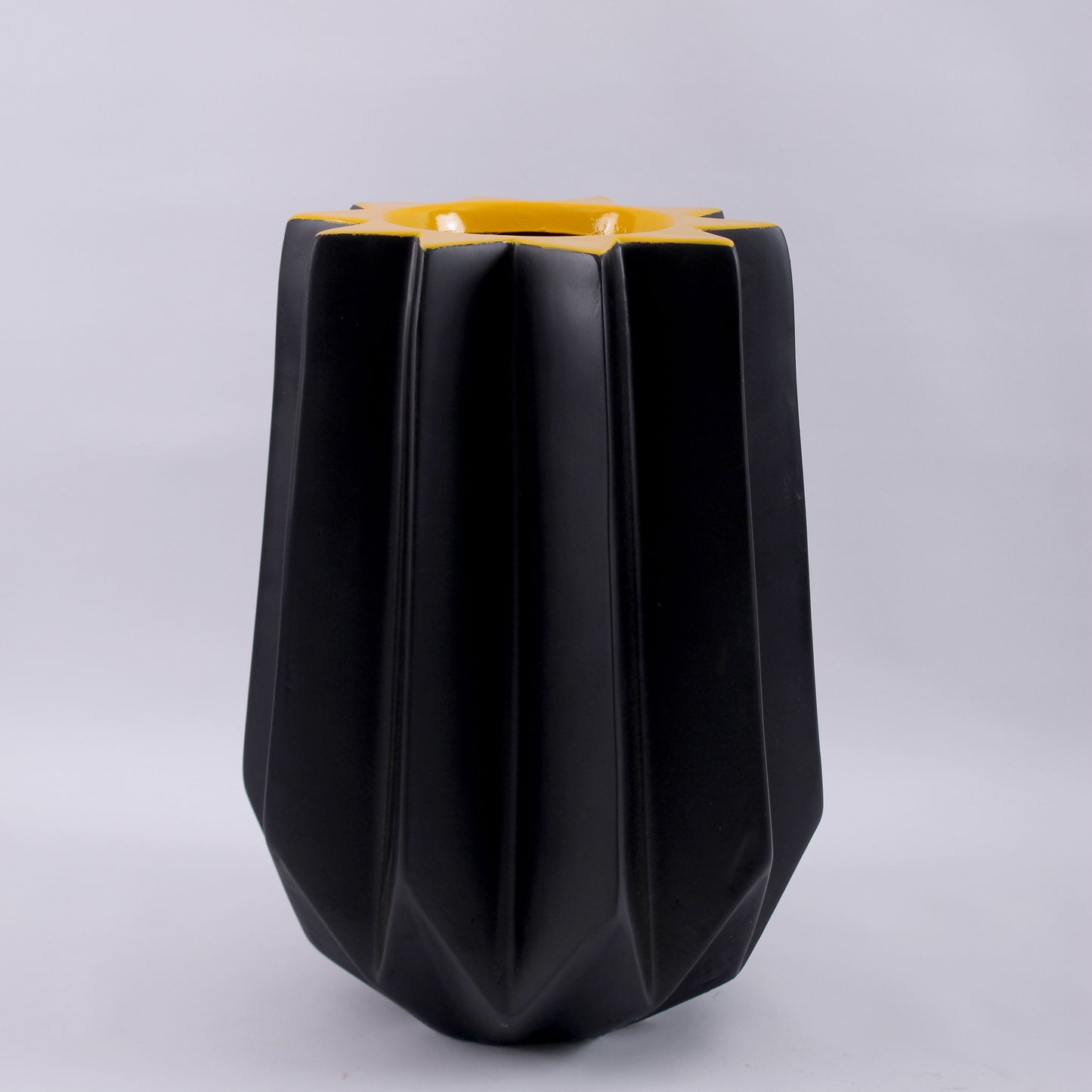 Okro Pot ā Statement Fiberglass Planter for Gardens & Outdoor Spaces